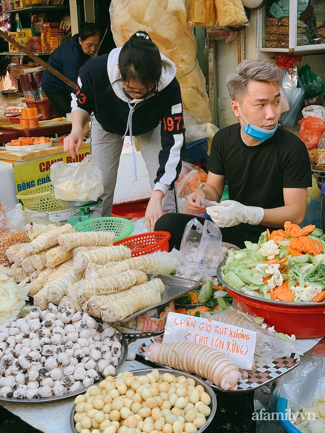 30 Tết: Chợ Hàng Bè thất thủ, 1 triệu đồng/con gà bày mâm cỗ mà khách vẫn phải xếp hàng chờ dài cổ - Ảnh 15.