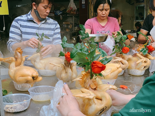 30 Tết: Chợ Hàng Bè thất thủ, 1 triệu đồng/con gà bày mâm cỗ mà khách vẫn phải xếp hàng chờ dài cổ - Ảnh 3.