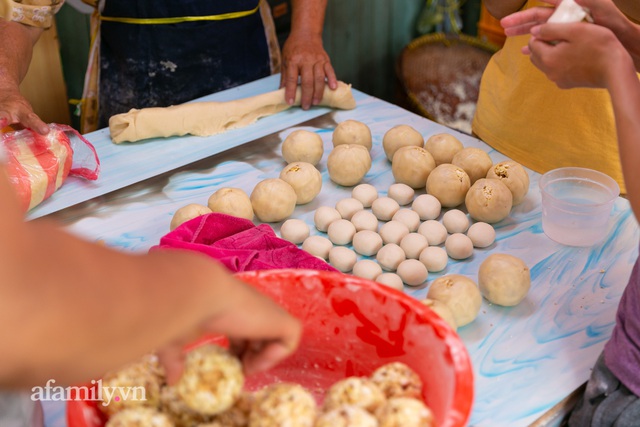 Độc đáo bánh lựu cầu duyên truyền thống của người Hoa ở Sài Gòn: Chỉ bán duy nhất một lần trong năm, 4 người phụ làm hơn 1.000 cái mà bán sạch trong 1 tiếng - Ảnh 3.