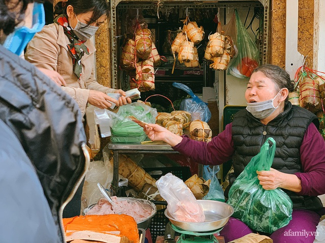 30 Tết: Chợ Hàng Bè thất thủ, 1 triệu đồng/con gà bày mâm cỗ mà khách vẫn phải xếp hàng chờ dài cổ - Ảnh 25.