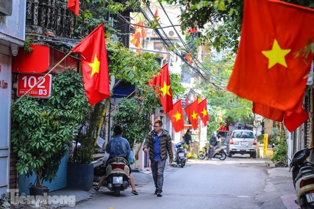 Phố phường Hà Nội rực rỡ cờ đỏ sao vàng ngày 30 Tết - Ảnh 4.