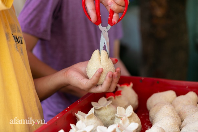 Độc đáo bánh lựu cầu duyên truyền thống của người Hoa ở Sài Gòn: Chỉ bán duy nhất một lần trong năm, 4 người phụ làm hơn 1.000 cái mà bán sạch trong 1 tiếng - Ảnh 5.