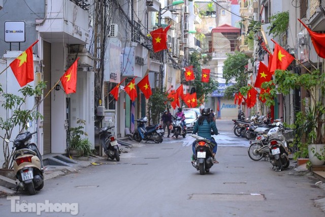 Phố phường Hà Nội rực rỡ cờ đỏ sao vàng ngày 30 Tết - Ảnh 5.