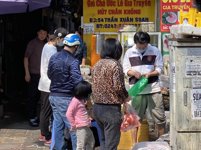 Phiên chợ cuối năm: Bánh chưng ế ẩm, khách sắm Tết giá nào cũng mua - Ảnh 5.