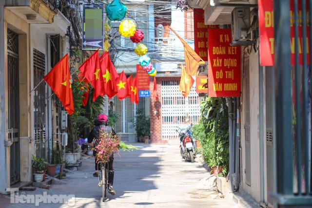 Phố phường Hà Nội rực rỡ cờ đỏ sao vàng ngày 30 Tết - Ảnh 6.