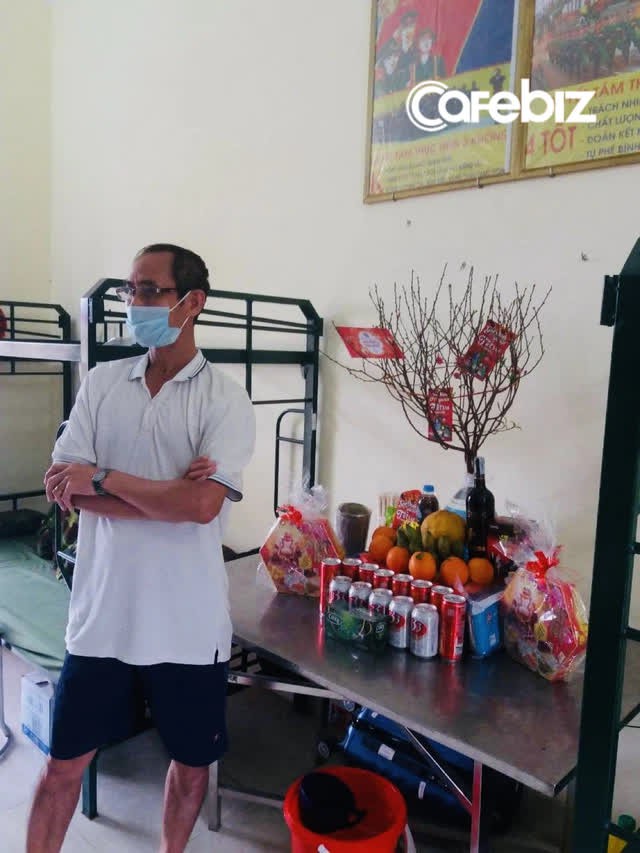 [Chùm ảnh] Tết trong khu cách ly: Hoa quả, bánh kẹo, cành đào, bánh chưng đều có, chỉ thiếu mỗi gia đình - Ảnh 6.