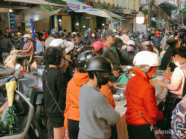 30 Tết: Chợ Hàng Bè thất thủ, 1 triệu đồng/con gà bày mâm cỗ mà khách vẫn phải xếp hàng chờ dài cổ - Ảnh 7.