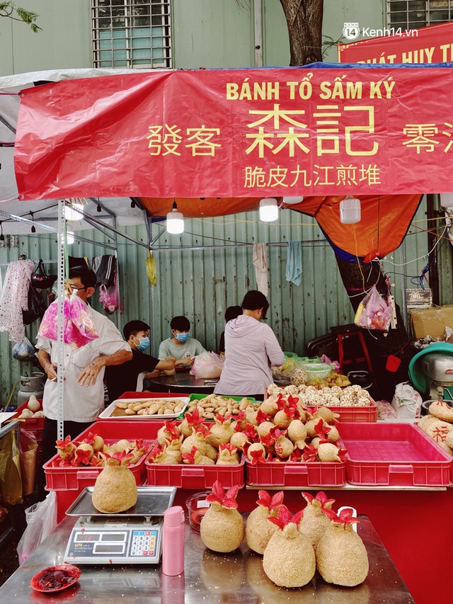 Sài Gòn 30 Tết mua sắm gì chỉ cần đi vội 2 ngôi chợ lâu đời này là đủ: Độc lạ nhất là bánh lựu cầu duyên, mua về hết ế luôn và ngay! - Ảnh 7.