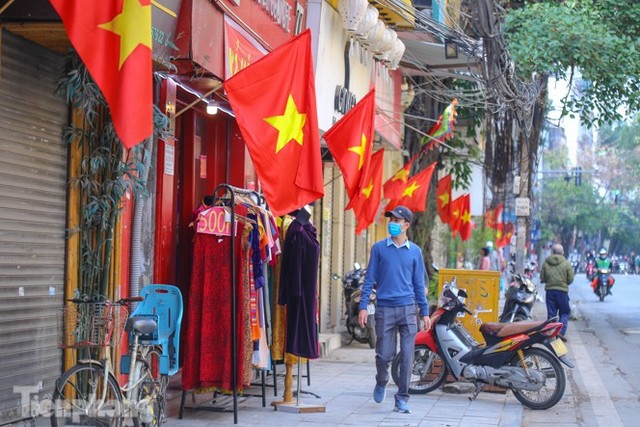 Phố phường Hà Nội rực rỡ cờ đỏ sao vàng ngày 30 Tết - Ảnh 7.