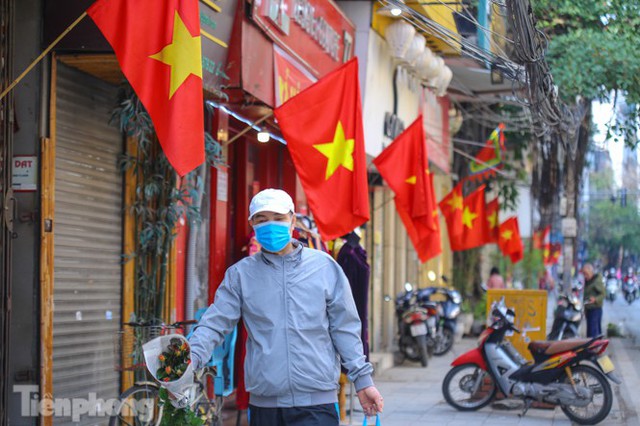 Phố phường Hà Nội rực rỡ cờ đỏ sao vàng ngày 30 Tết - Ảnh 8.