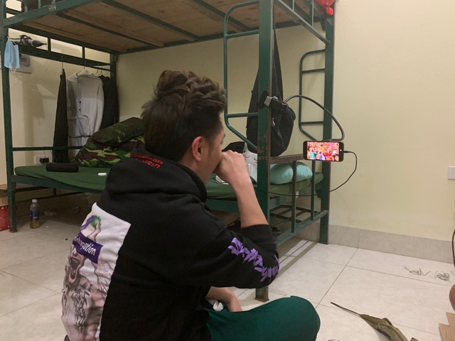 [Chùm ảnh] Tết trong khu cách ly: Hoa quả, bánh kẹo, cành đào, bánh chưng đều có, chỉ thiếu mỗi gia đình - Ảnh 8.