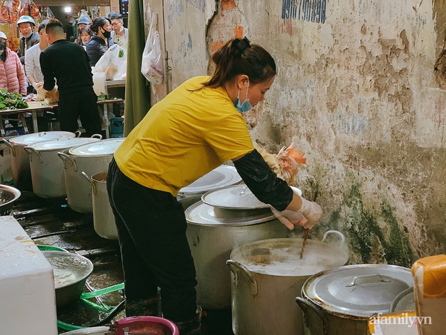 30 Tết: Chợ Hàng Bè thất thủ, 1 triệu đồng/con gà bày mâm cỗ mà khách vẫn phải xếp hàng chờ dài cổ - Ảnh 9.