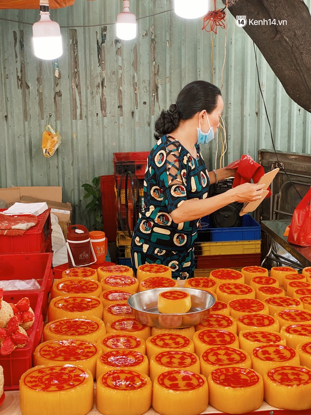 Sài Gòn 30 Tết mua sắm gì chỉ cần đi vội 2 ngôi chợ lâu đời này là đủ: Độc lạ nhất là bánh lựu cầu duyên, mua về hết ế luôn và ngay! - Ảnh 9.