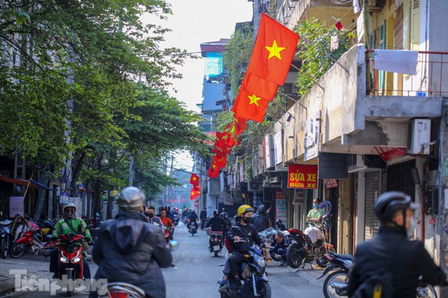 Phố phường Hà Nội rực rỡ cờ đỏ sao vàng ngày 30 Tết - Ảnh 9.