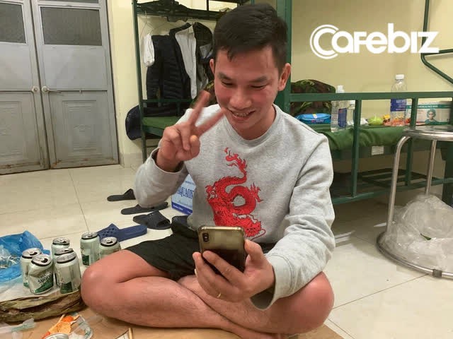 [Chùm ảnh] Tết trong khu cách ly: Hoa quả, bánh kẹo, cành đào, bánh chưng đều có, chỉ thiếu mỗi gia đình - Ảnh 9.