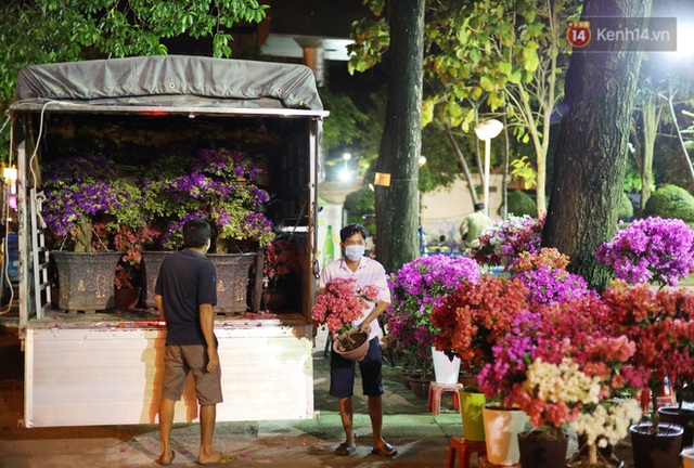 Xót xa cảnh tiểu thương căng lều bạt, vật vạ trắng đêm ở công viên canh hoa Tết: Ế ẩm nhưng cố bán hết ngày 30 để vớt vát - Ảnh 10.