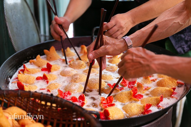 Độc đáo bánh lựu cầu duyên truyền thống của người Hoa ở Sài Gòn: Chỉ bán duy nhất một lần trong năm, 4 người phụ làm hơn 1.000 cái mà bán sạch trong 1 tiếng - Ảnh 10.