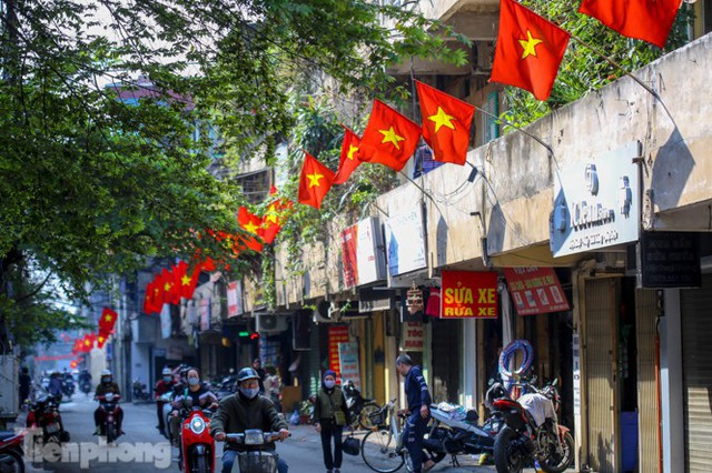 Phố phường Hà Nội rực rỡ cờ đỏ sao vàng ngày 30 Tết - Ảnh 10.