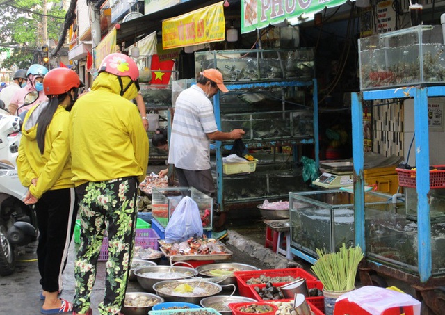 Ngán đồ Tết, người dân tấp nập mua rau xanh, bánh mì - Ảnh 2. Ngán đồ Tết, người dân tấp nập mua rau xanh, bánh mì - Ảnh 2.