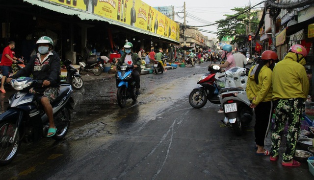 Ngán đồ Tết, người dân tấp nập mua rau xanh, bánh mì - Ảnh 3. Ngán đồ Tết, người dân tấp nập mua rau xanh, bánh mì - Ảnh 3.