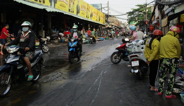 Ngán đồ Tết, người dân tấp nập mua rau xanh, bánh mì - Ảnh 3.