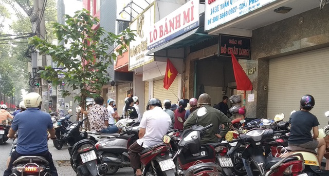 Ngán đồ Tết, người dân tấp nập mua rau xanh, bánh mì - Ảnh 8. Ngán đồ Tết, người dân tấp nập mua rau xanh, bánh mì - Ảnh 8.