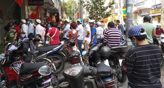 Ngán đồ Tết, người dân tấp nập mua rau xanh, bánh mì - Ảnh 9. Ngán đồ Tết, người dân tấp nập mua rau xanh, bánh mì - Ảnh 9.