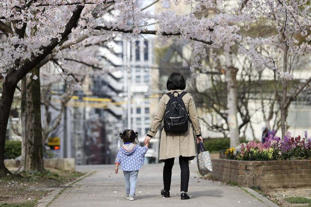 Các bà mẹ Nhật Bản ‘rối não’ chọn gửi con đi nhà trẻ hay ở nhà chống dịch - Ảnh 1.