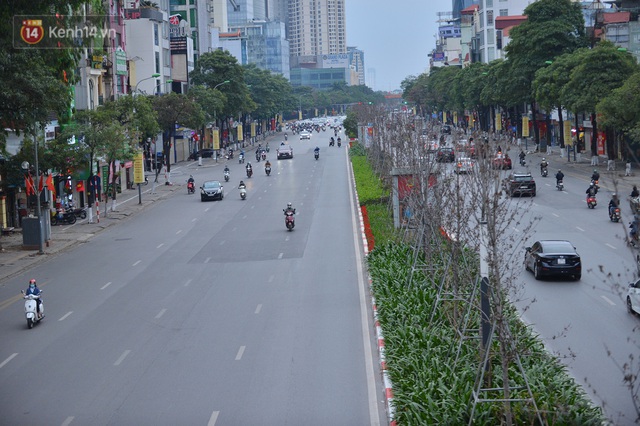 Hà Nội trong ngày làm việc đầu tiên của năm mới: Nhiều tuyến đường thông thoáng khác lạ, đường Nguyễn Trãi thất thủ - Ảnh 2.