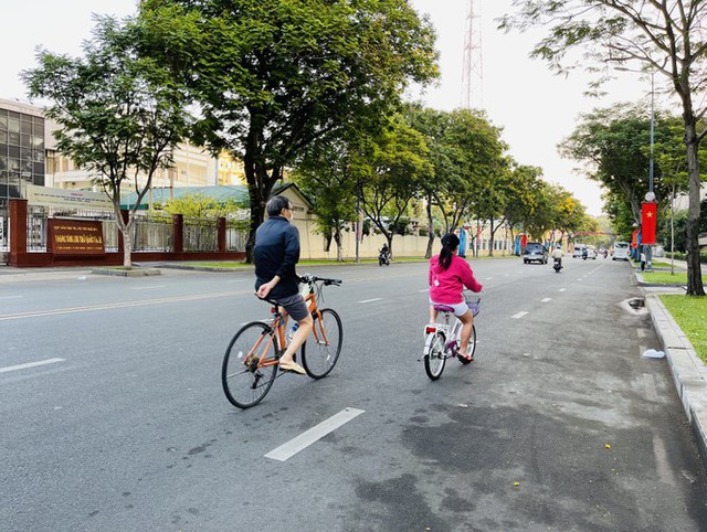 Cảnh vắng vẻ khác lạ ở TPHCM trong ngày đầu đi làm trở lại - Ảnh 11.