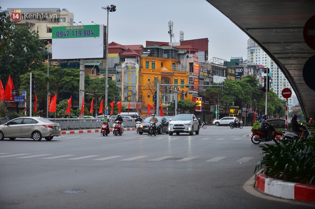 Hà Nội trong ngày làm việc đầu tiên của năm mới: Nhiều tuyến đường thông thoáng khác lạ, đường Nguyễn Trãi thất thủ - Ảnh 11.