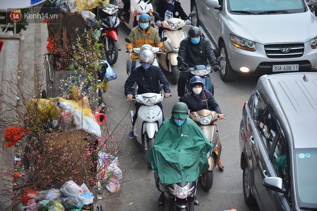 Hà Nội trong ngày làm việc đầu tiên của năm mới: Nhiều tuyến đường thông thoáng khác lạ, đường Nguyễn Trãi thất thủ - Ảnh 18.