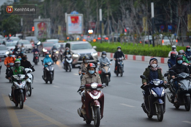Hà Nội trong ngày làm việc đầu tiên của năm mới: Nhiều tuyến đường thông thoáng khác lạ, đường Nguyễn Trãi thất thủ - Ảnh 5.