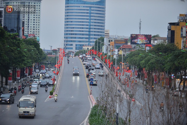Hà Nội trong ngày làm việc đầu tiên của năm mới: Nhiều tuyến đường thông thoáng khác lạ, đường Nguyễn Trãi thất thủ - Ảnh 7.
