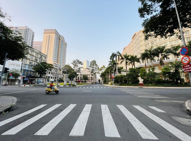 Cảnh vắng vẻ khác lạ ở TPHCM trong ngày đầu đi làm trở lại - Ảnh 9.