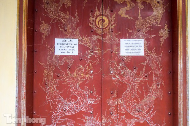 Di tích, đình chùa đóng cửa vì COVID-19, người dân Hà Nội vái vọng từ xa - Ảnh 10.