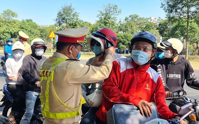 CSGT Công an tỉnh Đắk Nông đổi mũ bảo hiểm mới cho người tham gia giao thông