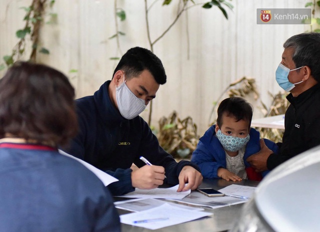 Hà Nội: Gần 2.000 người dân về từ Hải Dương sau kỳ nghỉ Tết đã đến Trạm y tế Cầu Diễn xét nghiệm Covid-19 - Ảnh 3.