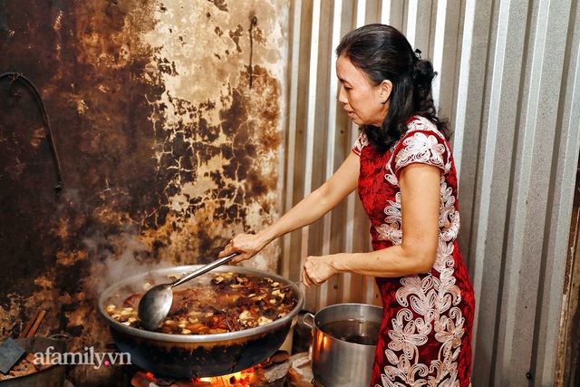 Món giò heo hầm bắc thảo hơn 50 năm của người Hoa ở Cà Mau, giá gần NỬA TRIỆU cho một chiếc giò, chỉ bán giới hạn không quá 30 phần một ngày! - Ảnh 7.