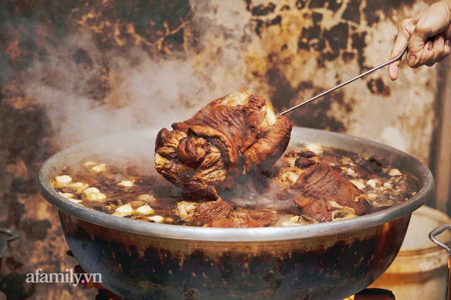 Món giò heo hầm bắc thảo hơn 50 năm của người Hoa ở Cà Mau, giá gần NỬA TRIỆU cho một chiếc giò, chỉ bán giới hạn không quá 30 phần một ngày! - Ảnh 10. Món giò heo hầm bắc thảo hơn 50 năm của người Hoa ở Cà Mau, giá gần NỬA TRIỆU cho một chiếc giò, chỉ bán giới hạn không quá 30 phần một ngày! - Ảnh 10.
