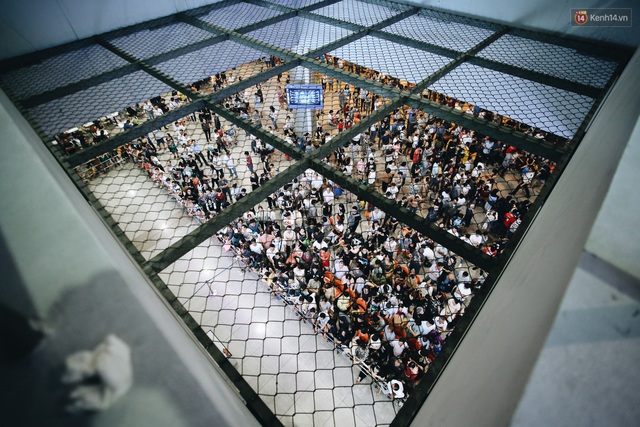 Chùm ảnh: Hình ảnh trái ngược ở ga quốc tế Tân Sơn Nhất trong năm nay và năm trước dịp gần Tết Nguyên đán - Ảnh 1.