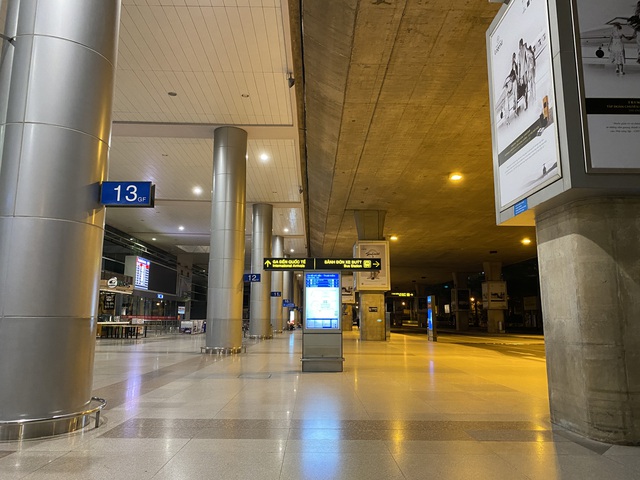 Chùm ảnh: Hình ảnh trái ngược ở ga quốc tế Tân Sơn Nhất trong năm nay và năm trước dịp gần Tết Nguyên đán - Ảnh 12.