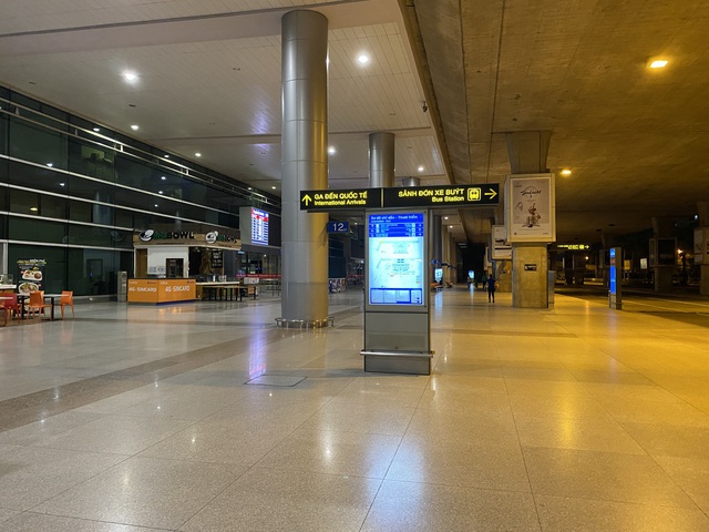 Chùm ảnh: Hình ảnh trái ngược ở ga quốc tế Tân Sơn Nhất trong năm nay và năm trước dịp gần Tết Nguyên đán - Ảnh 6.