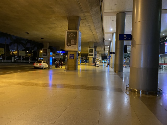 Chùm ảnh: Hình ảnh trái ngược ở ga quốc tế Tân Sơn Nhất trong năm nay và năm trước dịp gần Tết Nguyên đán - Ảnh 8.