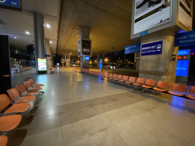Chùm ảnh: Hình ảnh trái ngược ở ga quốc tế Tân Sơn Nhất trong năm nay và năm trước dịp gần Tết Nguyên đán - Ảnh 10.