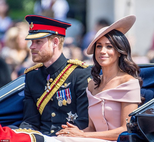 Vợ chồng Meghan Markle chính thức từ bỏ hoàng gia, bị lấy lại toàn bộ tước vị danh dự và quyền bảo trợ - Ảnh 2.