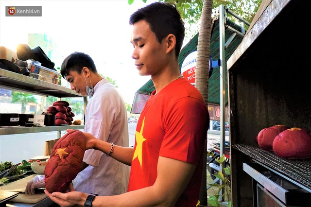 Unemployed because of the Covid-19 translation, chefs still create free "patriotic bread" for the poor in Danang - Photo 2.