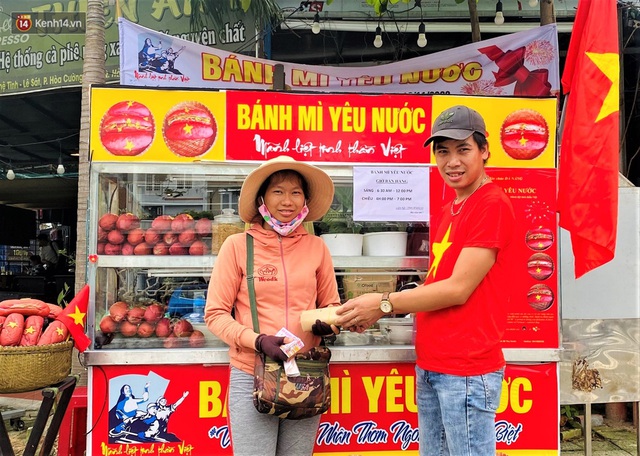 Thất nghiệp vì dịch Covid-19, các đầu bếp vẫn tạo ra những ổ “bánh mì yêu nước” miễn phí cho người nghèo ở Đà Nẵng - Ảnh 3.