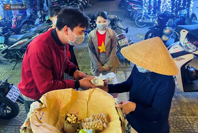 Unemployed because of the Covid-19 translation, chefs still create free "patriotic bread" for the poor in Danang - Photo 13.