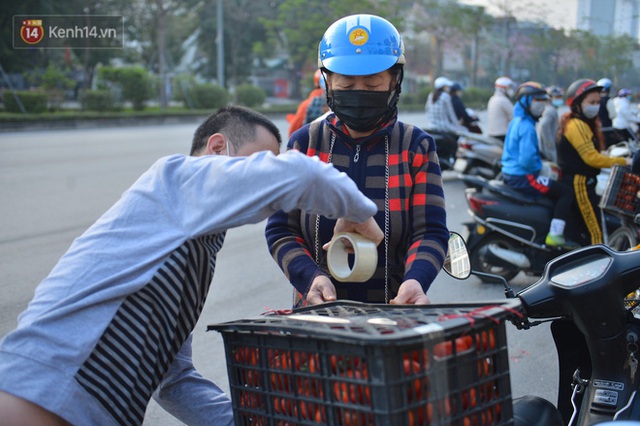 Chuyện người Hà Nội giải cứu hàng chục tấn nông sản: Hàng bán được, bà con Hải Dương mừng lắm - Ảnh 18.